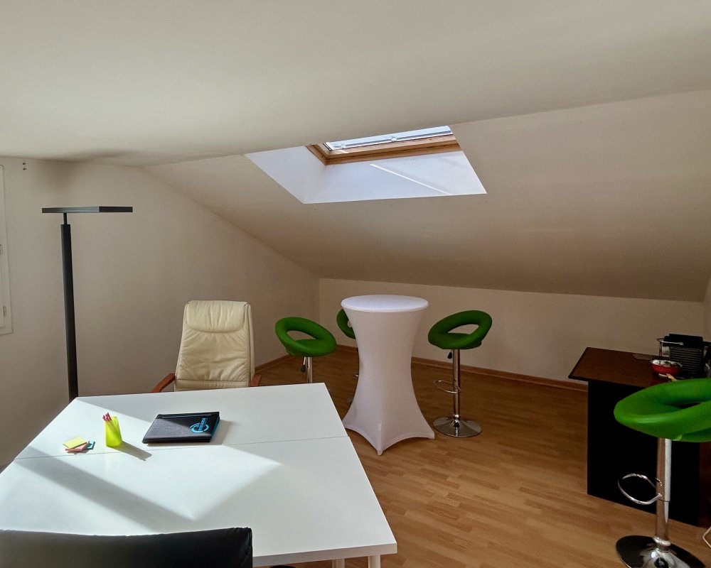 Salle de réunion très éclairé pour vos réunions privées