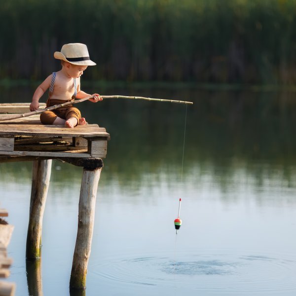 Enfant qui pêche sur le lac