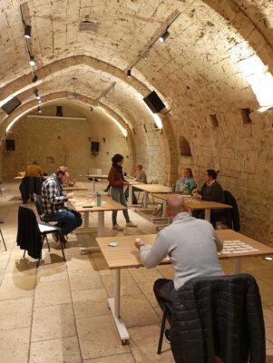 Les utilisateurs sont dans une pièce voutée et ils s'apprêtent à trier les cartes