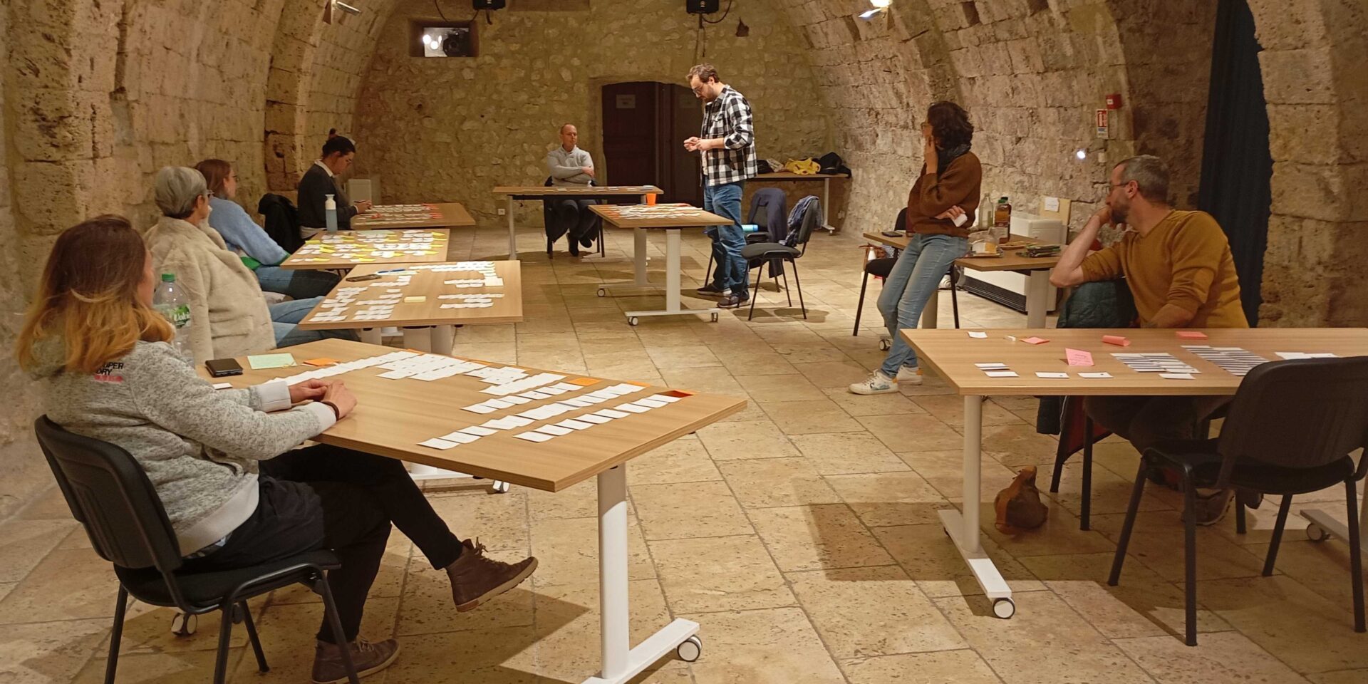 Le groupe d'utilisateurs en train de trier leurs cartes.