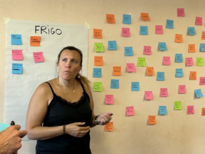 L'UX Designer écoute un utilisateur pour reformuler et être sûre d'avoir bien compris.