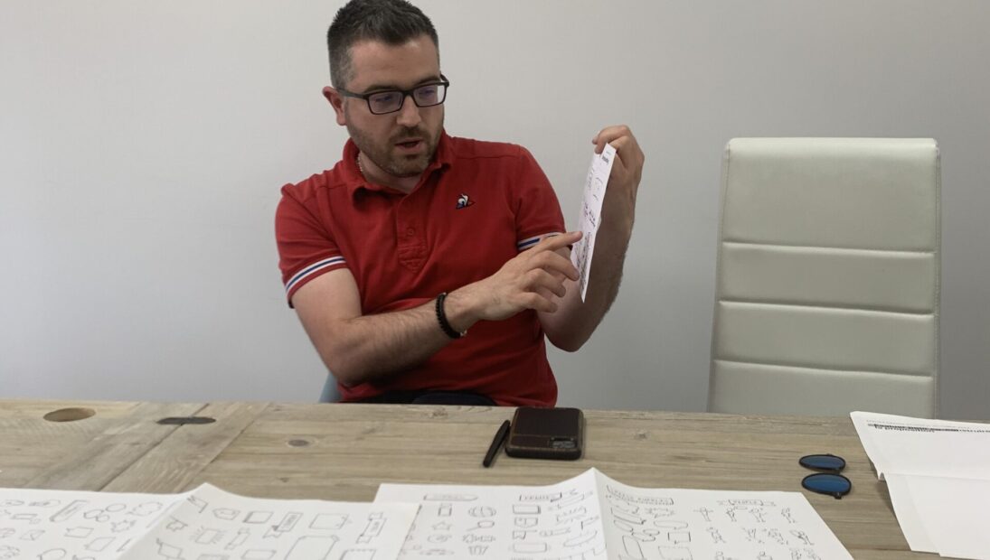 Un homme de l'équipe présente ses idées au groupe