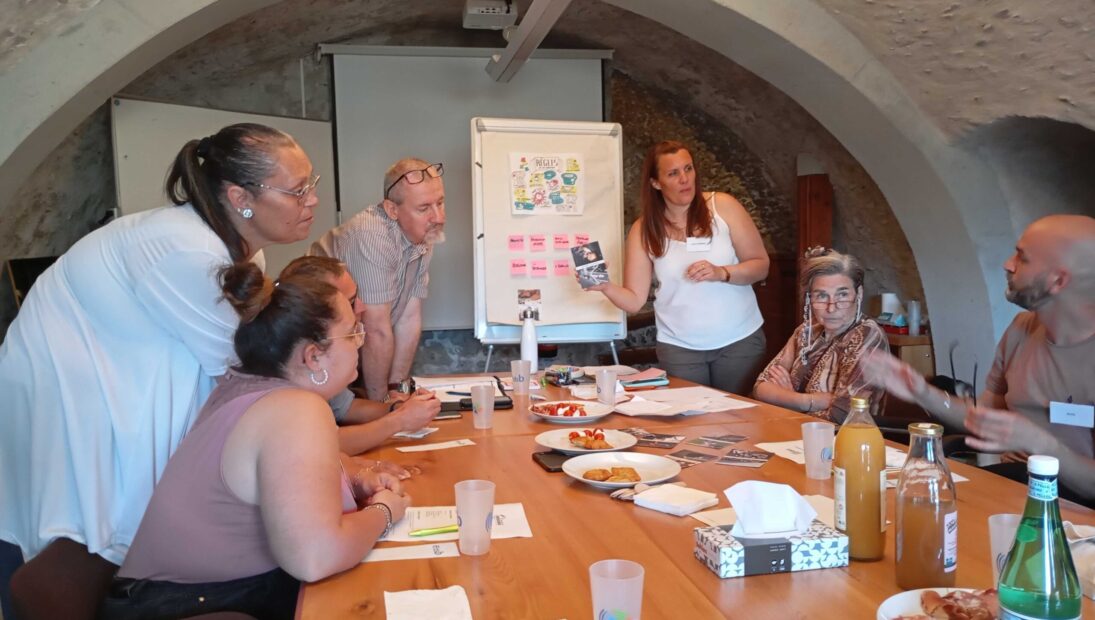 Animation d'un atelier Focus Group avec des utilisateurs du service EDSB à l'aide de cartes d'idéations.