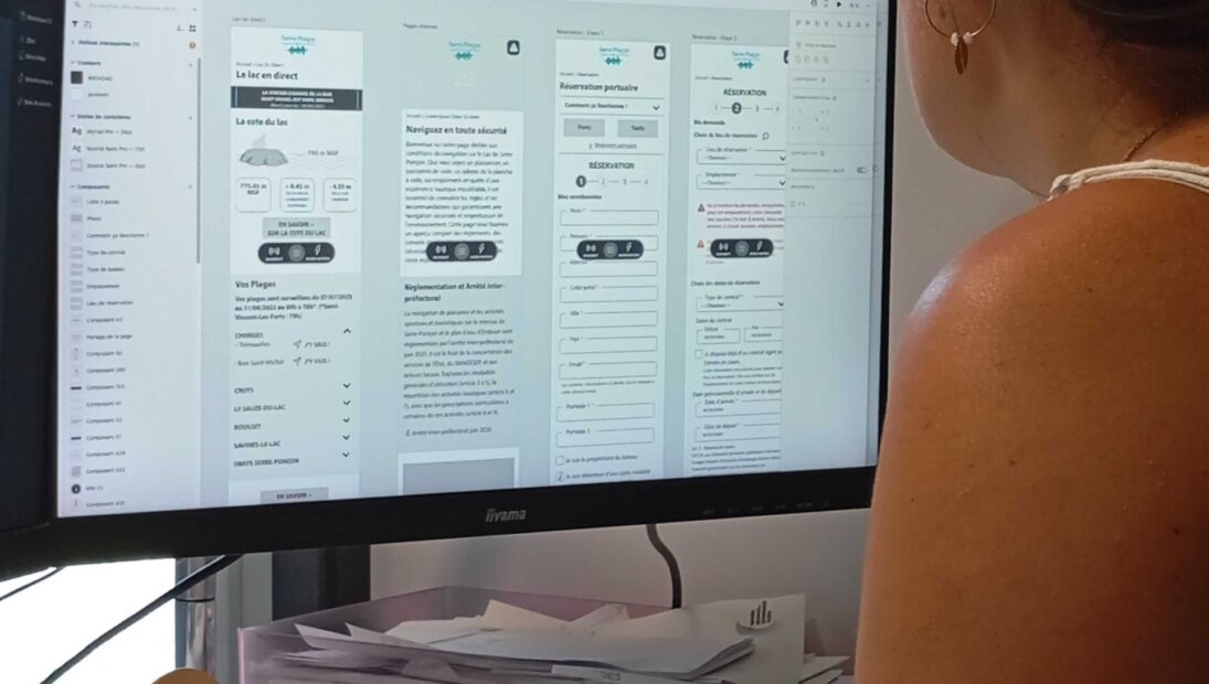 Elaboration des wireframes sur l'ordinateur par l'UX Designer