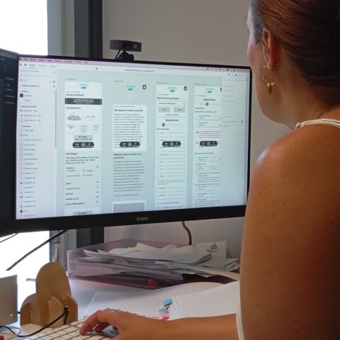 Elaboration des wireframes sur l'ordinateur par l'UX Designer