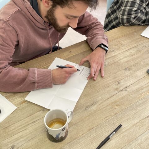 Un collaborateur imagine des solutions pendant le 6 to 1