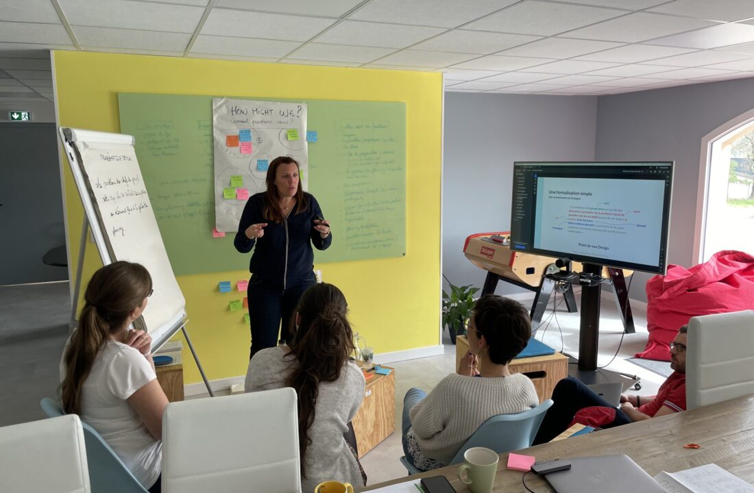 L'UX designer propose à ses collaboratrices de formuler la problématique de design